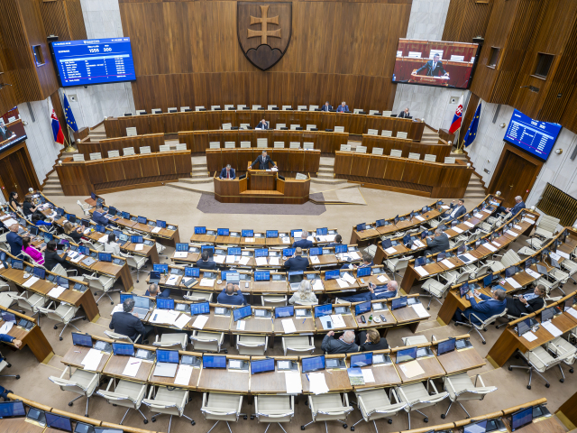 Deficit 7,4 miliardy na stole: Rozprava o štátnom rozpočte pokračuje v parlamente štvrtým dňom