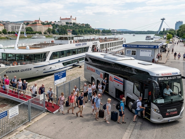 Za tisíce eur si kúpili plavbu po Dunaji. Namiesto romantickej lode ich vozili v autobuse a peniaze im odmietajú vrátiť
