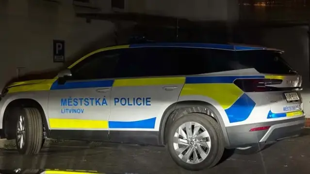 Nové služobné auto mestskej polície v českom Litvínove s chybou v polepe