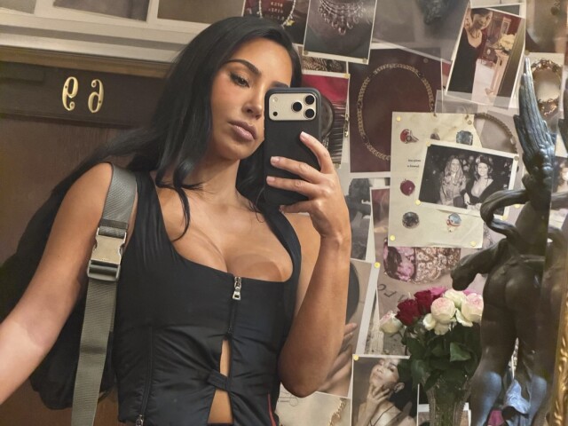 Žiari ako nikdy predtým. Kim Kardashian rozpálila fanúšikov sexi fotkami. Odhalila dekolt aj krivky