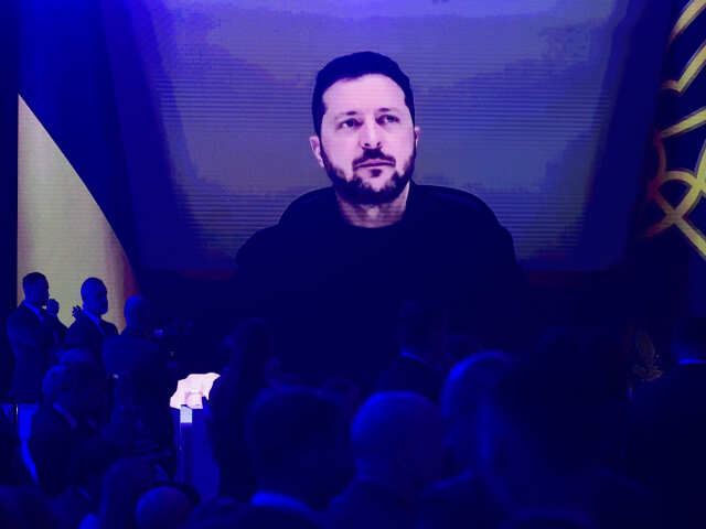 Na obrazovke ukrajinský prezident Volodymyr Zelenskyj hovorí na Varšavskom bezpečnostnom fóre vo Varšave 12. októbra 2026.