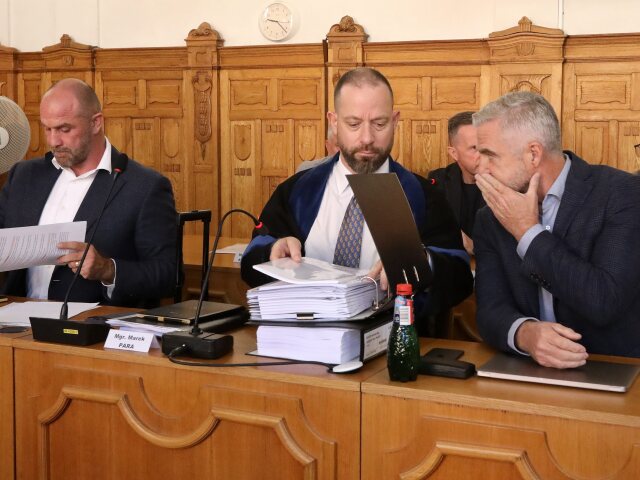 Na snímke zľava obžalovaný podnikateľ Norbert Bödör, obhajca Marek Para a obžalovaný podpredseda parlamentu Tibor Gašpar na súdnom procese v kauze Očistec na ŠTS v Banskej Bystrici. 12.10.2026