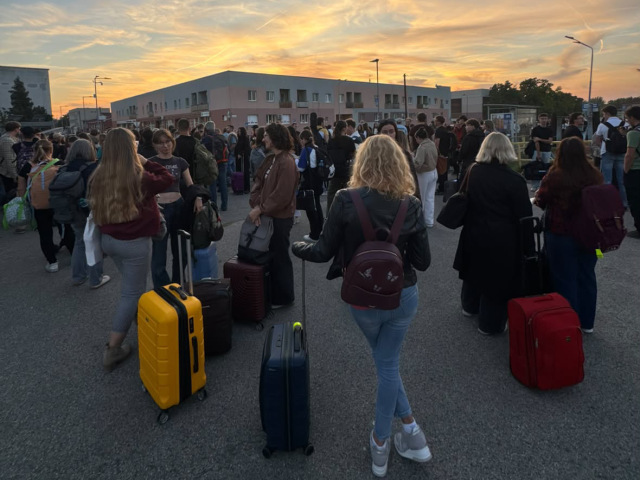 Čakanie na náhradnú dopravu počas mimoriadnej situácie. (Hlohovec, 4.10.)