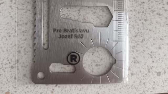 Medzi cudzincami žijúcimi v Bratislave vyvolal nezvyčajný predmet s menom ministra dopravy a kandidáta na primátora Jozefa Ráža diskusiu na sociálnej sieti