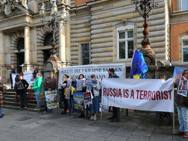 Podporovatelia Serhija Kuznecovova čakajú s transparentmi pred budovou Najvyššieho krajinského súdu v Hamburgu.