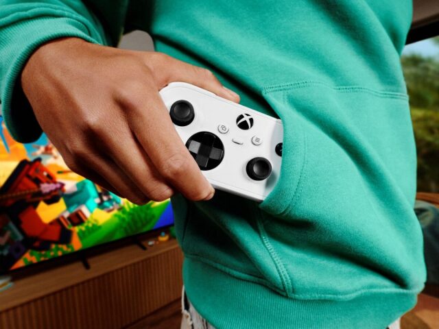 Microsoft predstavil svoj doteraz najmenší herný ovládač pre Xbox. Zmestí sa do vrecka