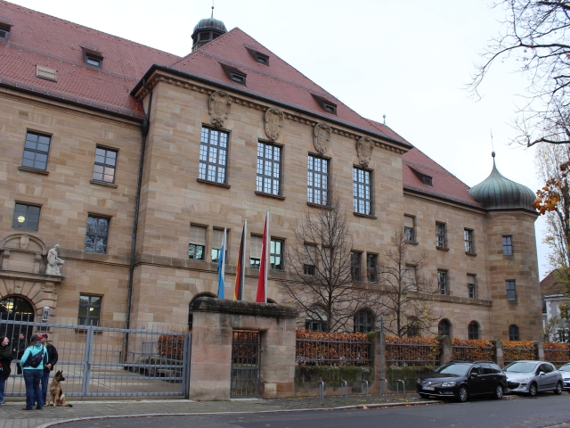 Justičný palác v Norimbergu. Na druhom poschodí za ťažkými závesmi sa konal súd s hlavnými nacistickými zločincami.