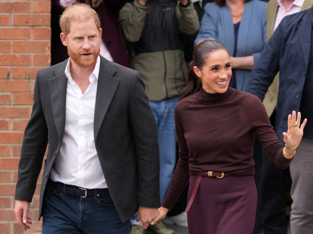 Zabudnite na Hollywood, toto je ich nová éra: Princ Harry a Meghan v zásterách dojali Britániu, strach z bezpečnosti opadol