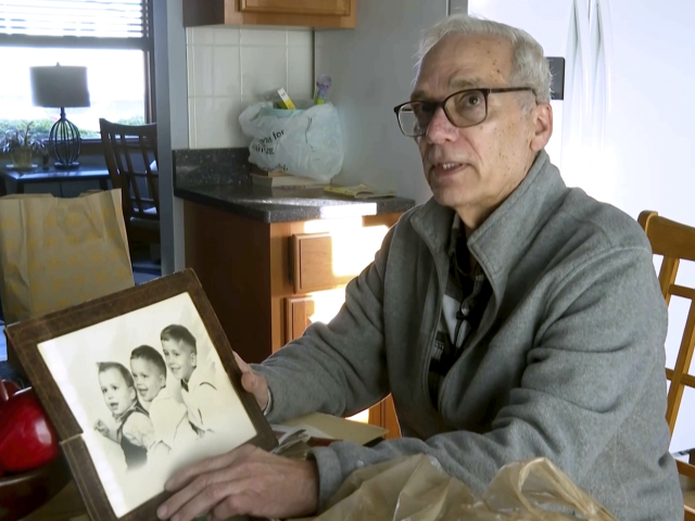 John Prevost, brat pápeža Leva XIV., drží vo svojom dome v New Lenoxe v americkom štáte Illinois fotografiu troch bratov Prevostovcov z roku 1958. Zľava sú na nej trojročný budúci pápež Lev XIV., štvorročný John a sedemročný Louis. Snímka vznikla 8. mája 2025.