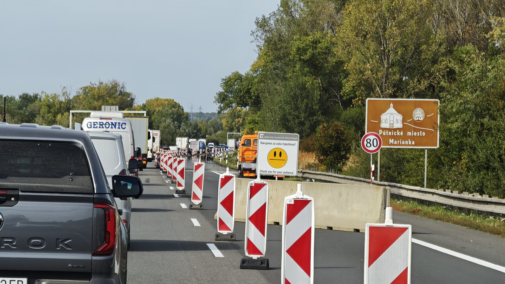 Pohľad na D2 okolo obeda - kolóny nie sú oba v smere v ktorom sa opravuje vozovka, ale aj do Bratislavy.