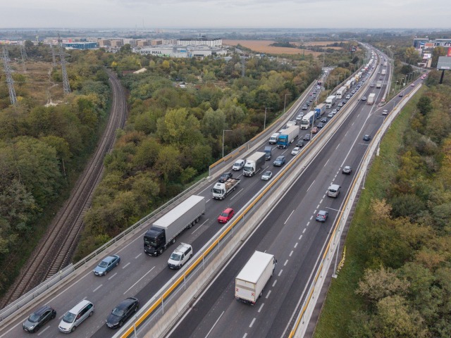 Dlhé kolóny na slovenských cestách: Na D1 sa vodiči zdržia aj dve hodiny, pozor na nehodu