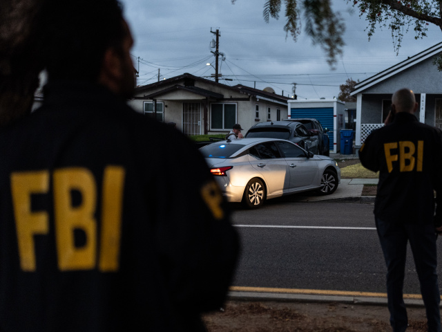 Poplach v USA pred kľúčovými voľbami. Do Kongresu aj úradov prišli podozrivé zásielky, zasahuje FBI