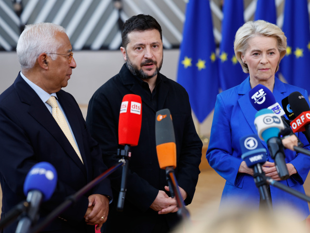 „Úlohou Európanov je držať líniu.“  Macron po náročnom summite nešetril Rusko, Leyenová priznala problém
