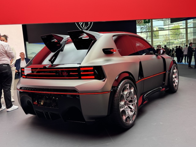 Peugeot E-T16: Aj „lev“ sa vracia k minulosti. Vytiahol z nej „ostrú“ legendu