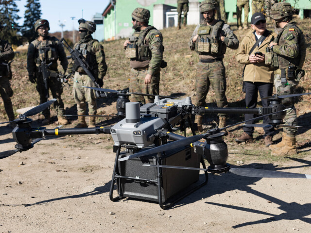Veľký nákladný dron určený na logistickú podporu vojenských jednotiek počas cvičenia BETA II-26. Bezpilotný prostriedok dokáže prepravovať materiál vrátane munície priamo k vojakom v teréne.