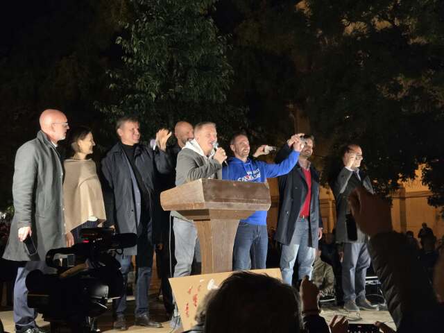 Ďalšie fiasko opozície? Na protest na Námestí SNP prišli stovky ľudí, z lídrov len Gröhling. Hlina: O mesiac snáď