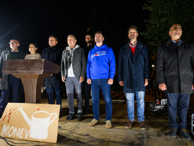 Ďalšie fiasko opozície? Na protest prišli stovky ľudí a podpredsedovia strán, z lídrov len Gröhling. Hlina: O mesiac snáď