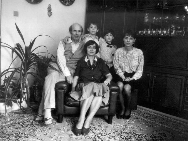 Na snímke Pavla Kastla Vincent Šikula s manželkou Annou,  deťmi Veronikou, Miškom a Elenkou v bratislavskom byte (1990). Na fotke chýba dcéra Agatka, dnes riaditeľka Múzea Ľudovíta Štúra v Modre.