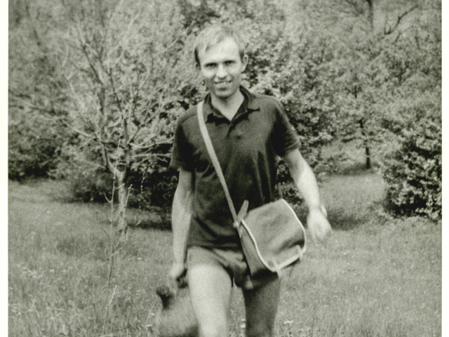 Vincent Šikula ako študent konzervatória na prázdninách v Dubovej, pod Fugelkou (1958). Bol veľký milovník prírody, lesy okolo Modry a Dubovej mal prechodené. Vzácna fotka od Aničky Marnusekovej, spisovateľovej sestry. 