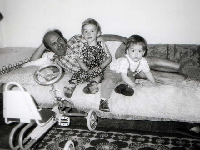 S deťmi Miškom a Elenkou v Hamrštíle (1986).