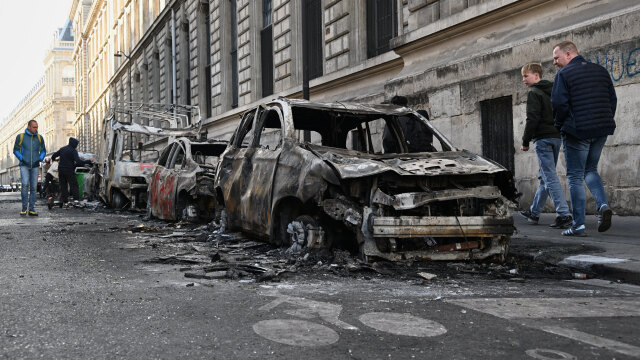 Obhorené autá v Paríži, 18. október 2026.
