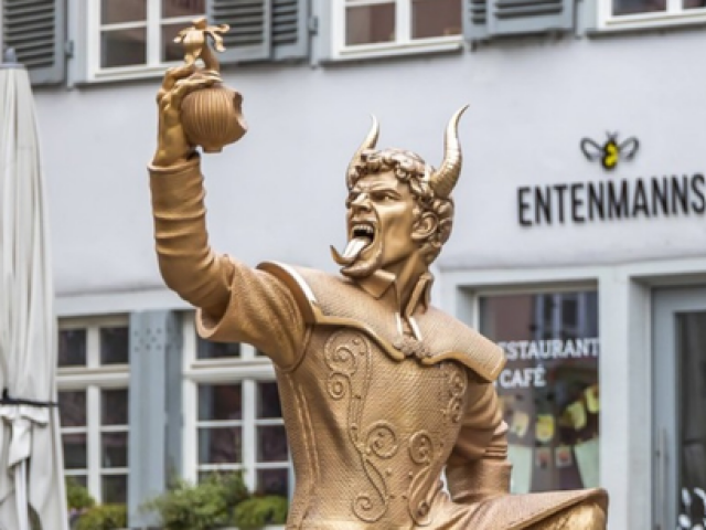 Socha cibuľového diabla rozpútala v mestečku peklo. Primátorovi sa vyhrážajú smrťou, cirkev ju bráni