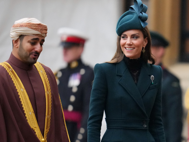Princezná Kate ohúrila v zelenom kostýme ománskeho sultána. Kráľovná Camilla stavila na červenú