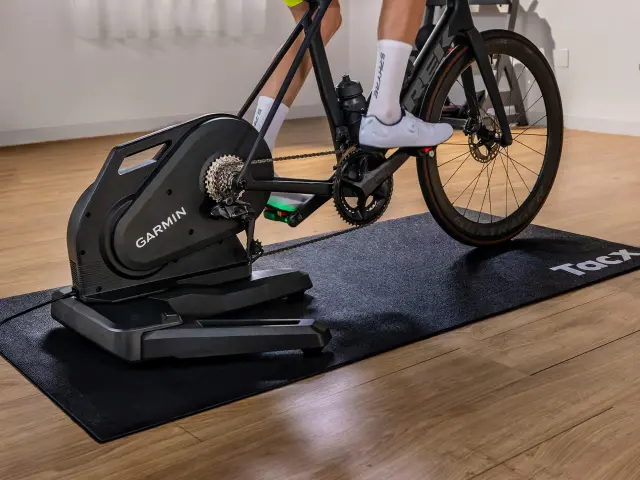 Prudké stúpania aj šprinty v obývačke. Garmin predstavil nový domáci cyklotrenažér Tacx Nēra