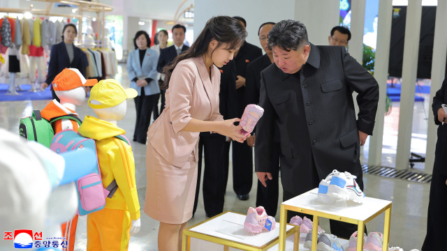 Kim Čong-un (v popredí) spolu s dcérou Kim Ču-e počas výstavy odevov a obuvi v Pchjongjangu v Severnej Kórei. Režim fotografiu zverejnil 20. októbra, pričom jej pripísal dátum 19. októbra