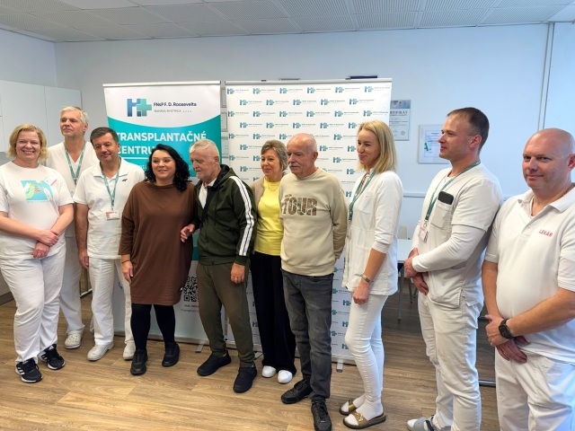 Tím lekárov, spolu s pacientmi, ktorí sa podieľali na krížovej transplantácii medzi Betákovcami a Červeňanovcami.