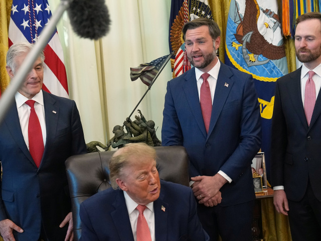 V Bielom dome nastala trápna chvíľa. Trump nepodporil Vancea ako svojho nástupcu, ten až očervenel