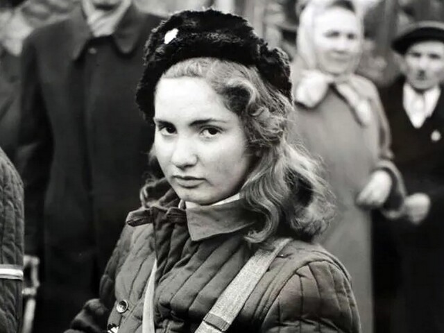 Mladá Maďarka so sovietskym automatom počas povstania v Budapešti na jeseň 1956.