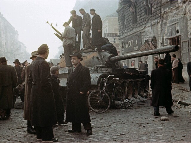 Maďarskí povstalci v Budapešti pri opustenom sovietskom tanku T-54 v októbri 1956.