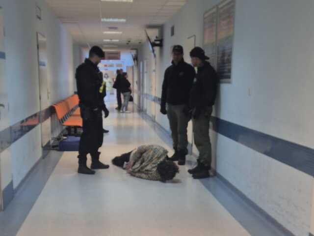 Čo sa deje v nemocniciach? Útok z rána nie je jediný: rozbité dvere na ambulancii aj slzotvorný plyn v čakárni