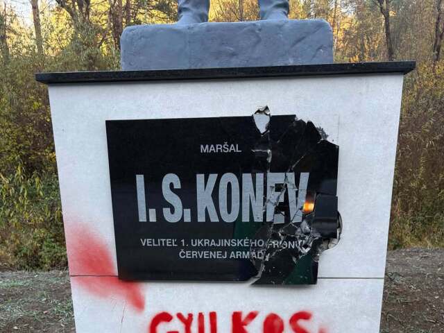 Konevova socha v Údolí smrti sa stala terčom útoku. Objavil sa nápis „vrah“, kamery zachytili zaujímavý detail