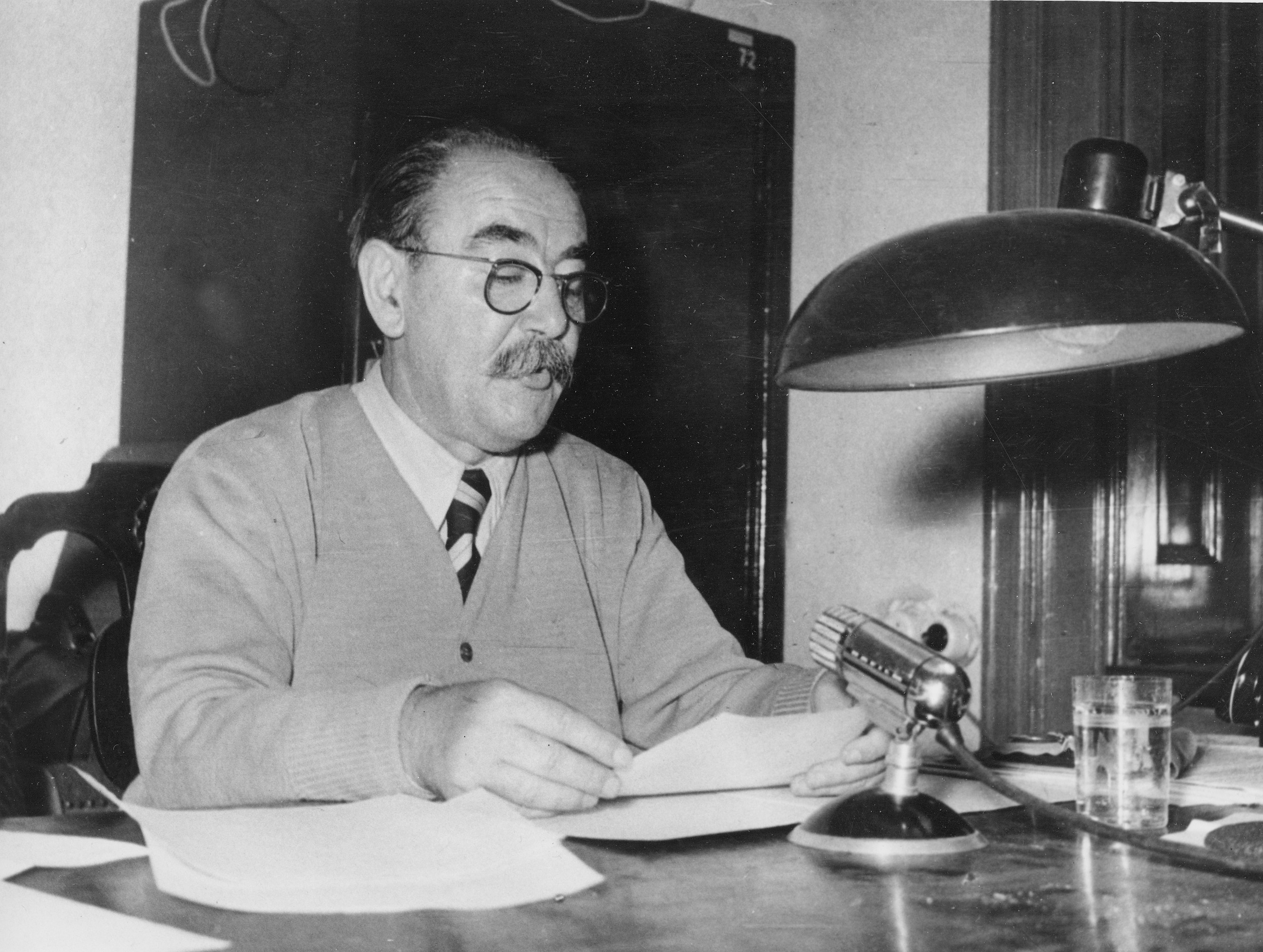 Imre Nagy na snímke z novembra 1956 počas svojho rozhlasového prejavu.