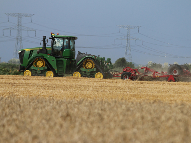 Traktor s výkonom 600 koní komunikuje so satelitmi.