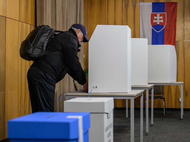 Volič pri volebnej plente v obci Kokošovce v okrese Prešov v sobotu 24. októbra 2026.