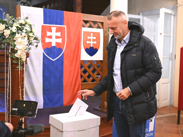 Predseda Národnej rady SR Richard Raši (Hlas) volí vo volebnej miestnosti na Miestnom úrade mestskej časti Košice-Barca v sobotu 24. októbra 2026.