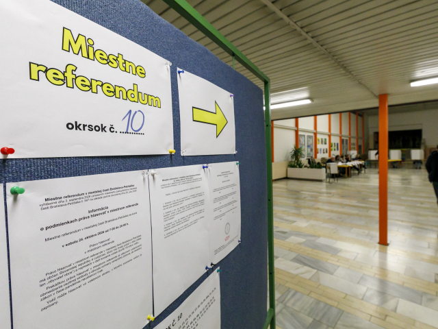 V bratislavskej Petržalke sa konajú spojené komunálne voľby súčasne s referendom schváleným miestnym zastupiteľstvom. Na snímke volebná miestnosť pre referendum na Základnej škole Gessayova 2 v bratislavskej mestskej časti Petržalka v sobotu 24. októbra 2026.