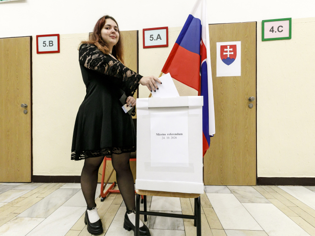 Občianka vhadzuje hlasovací lístok do schránky pre miestne referendum vo volebnej miestnosti na Základnej škole Gessayova 2 v bratislavskej mestskej časti Petržalka v sobotu 24. októbra 2026.