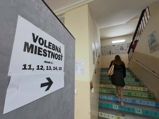 ONLINE:  Nesprávne hlasovacie lístky hlásia z viacerých častí Bratislavy. Na východe pre chybu prerušili hlasovanie