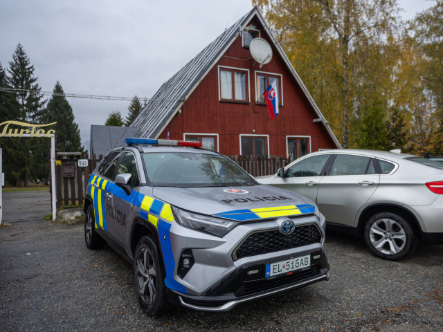 Policajné auto pred chatkou autokempingu, v ktorej sa nachádza volebná miestnosť v Martine v sobotu 24. októbra 2026.