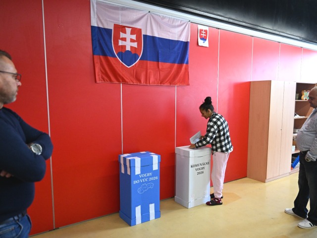 Volička vhadzuje obálku s hlasovacími lístkami do volebnej schránky pre komunálne voľby vo volebnej miestnosti na prevažne rómskom sídlisku Luník IX v Košiciach 24. októbra 2026.