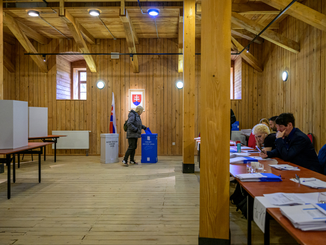 Volička vhadzuje obálku s hlasovacími lístkami do volebnej schránky pre voľby do VÚC v Múzeu Solivar v Prešove v sobotu 24. októbra 2026.