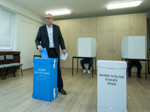 Kandidát na primátora Bratislavy Jozef Ráž počas volebného aktu vo volebnej miestnosti v bratislavskej mestskej časti Devín v rámci volieb do orgánov samosprávy obcí a samosprávnych krajov 2026. Bratislava, 24. október 2026.