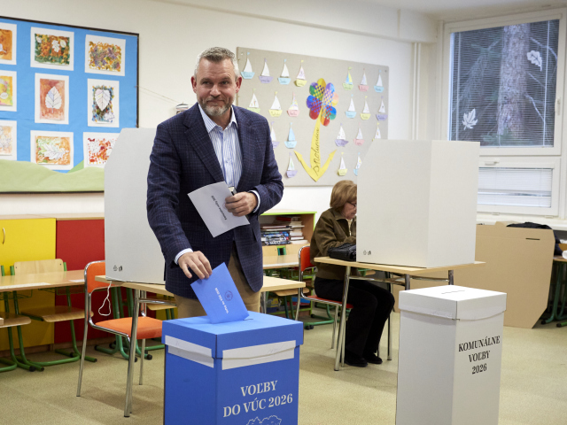 Na snímke prezident SR Peter Pellegrini počas volebného aktu vo volebnej miestnosti v Základnej škole Jána Bakossa v Banskej Bystrici v sobotu 24. októbra 2026.