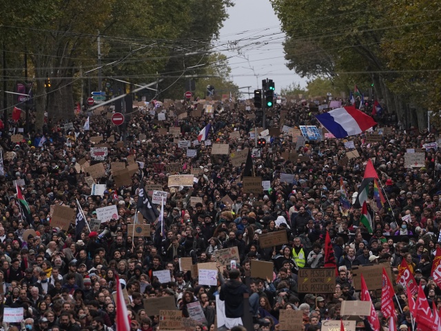 Francúzsko v uliciach: Státisíce ľudí protestujú proti drahote, polícia v Paríži nasadila vodné delá