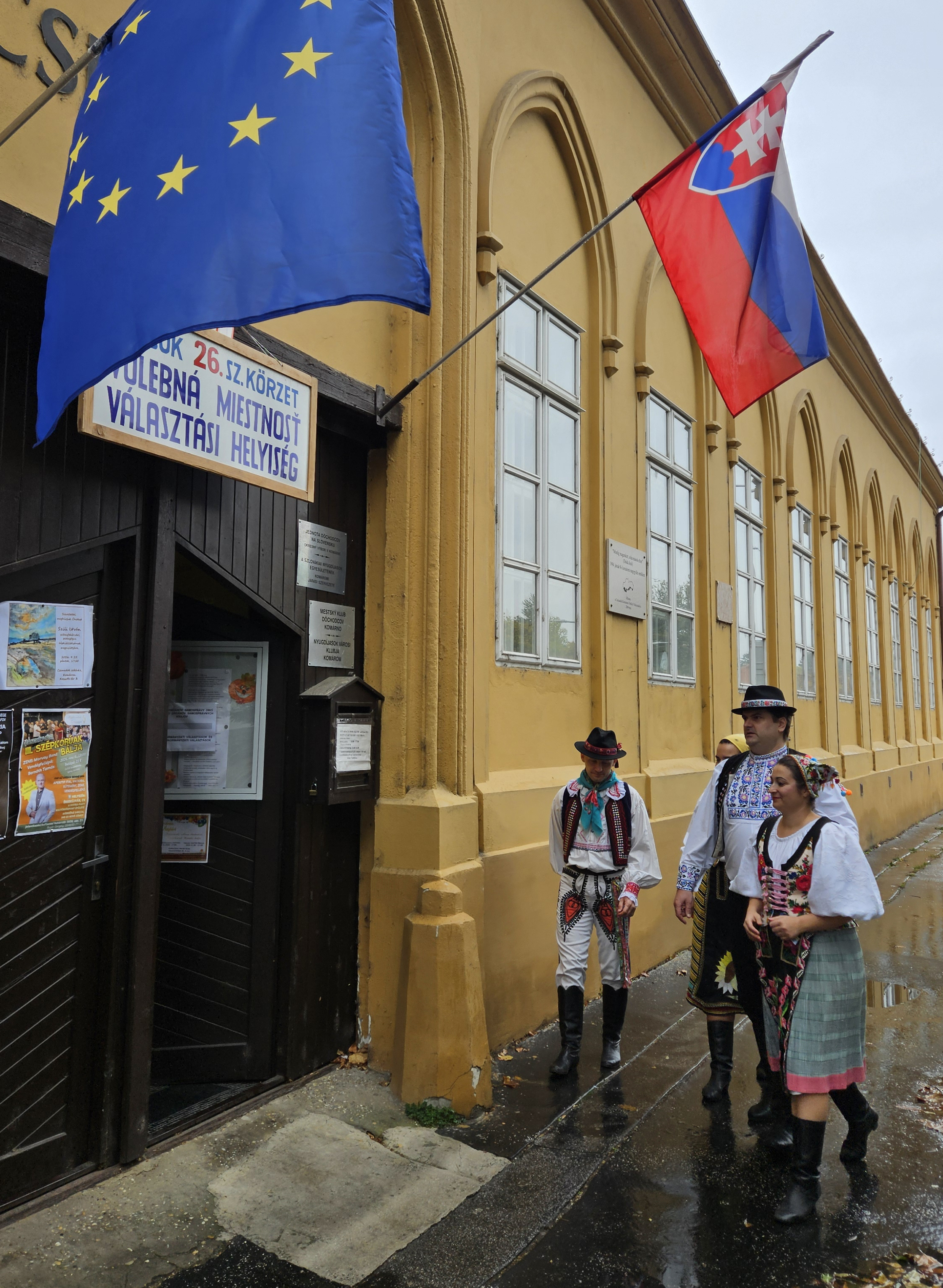 Na snímke voliči s folklórneho súboru Slovenskí rebeli prichádzajú do volebnej miestnosti v Komárne v sobotu 24. októbra 2026.