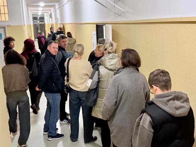 FOTO a VIDEO: V Bratislave sa večer tvorili obrovské rady, ľudia trávili za plentou dlhý čas. Možno sa bude voliť aj po 20.00 h